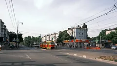 Autobus jede po městské ulici za slunečného dne